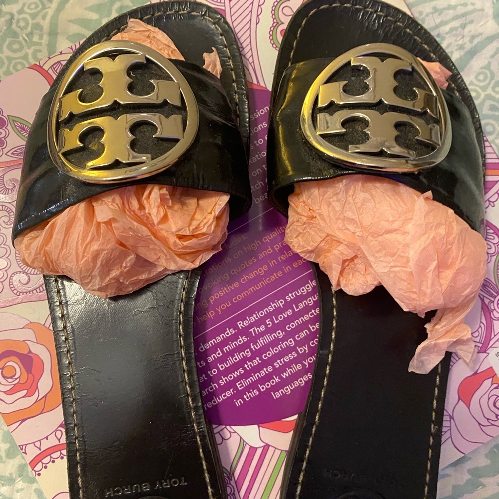Black TB flat flip flops